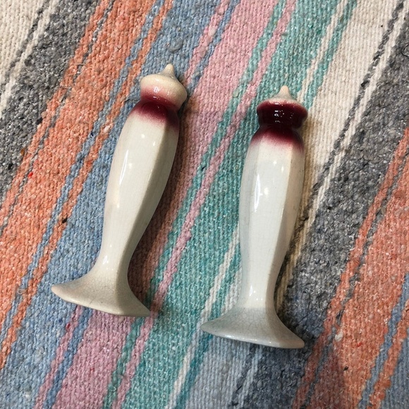 Vintage 1960's White Salt & Pepper Shakers - Picture 4 of 4